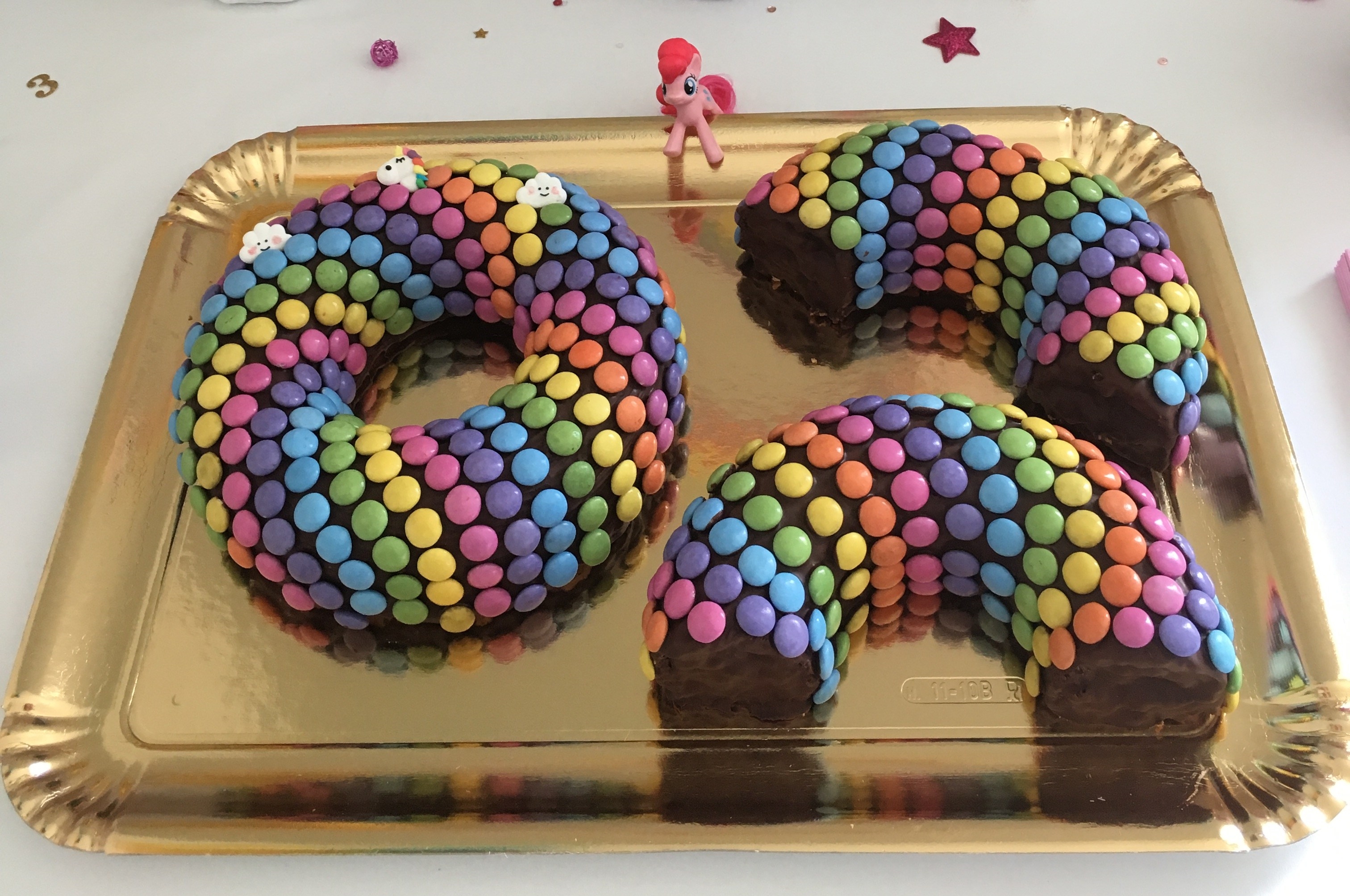 Rainbow cake smarties.jpg