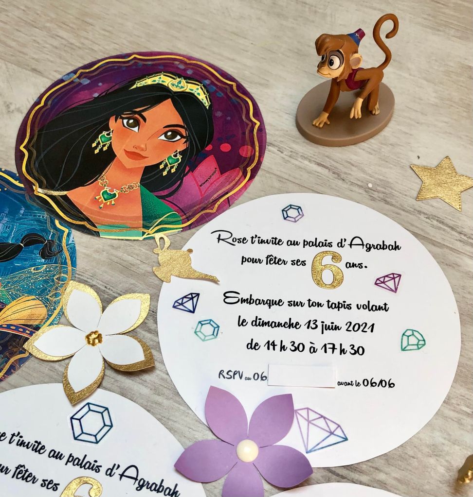 Kit créatif 6 cartes d'invitation en français pour anniversaire sur thème  princesse pour 6 invités (6 cartons d invitation + 6 enveloppes + 1 planche  de 10 stickers). Idéal enfants de 4 à 10 ans : : Cuisine et Maison